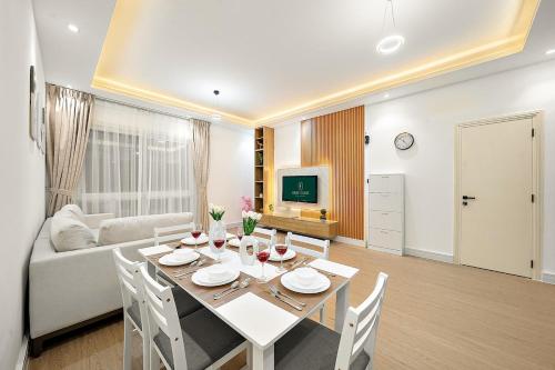 FIRST CLASS 2BR Rustic Haven in Vibrant JVC
