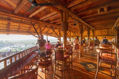 Balkoni atau teres di Victoria Falls Safari Suites