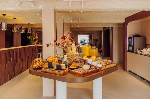 Makanan di atau berdekatan hotel