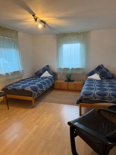 a room with two beds and two windows at Ferienwohnung im Besigheim in Besigheim