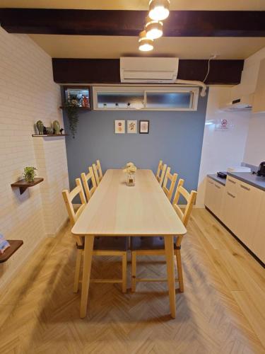 a dining room with a table and chairs at 8人可 貸切一軒家 USJ電車14分!海遊館3駅!なんば3駅!通天閣3駅!大阪城電車15分!京セラドーム徒歩15分! 赤ちゃん子ども歓迎!Mackey's House! in Osaka