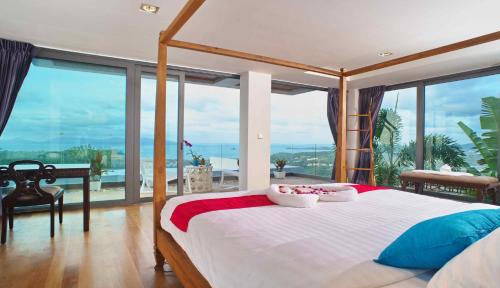 a bedroom with a bed with a view of the ocean at Villa Blue in Bophut 