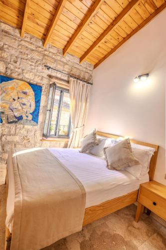 a bedroom with a large bed in a room at Atrium Suites Taş Konak in Urla