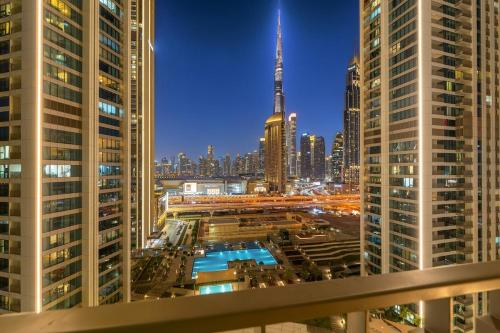 FIRST CLASS 2BR Pool & Burj Khalifa View