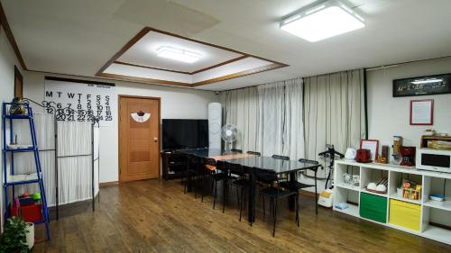 Kuchyň nebo kuchyňský kout v ubytování Jeong House