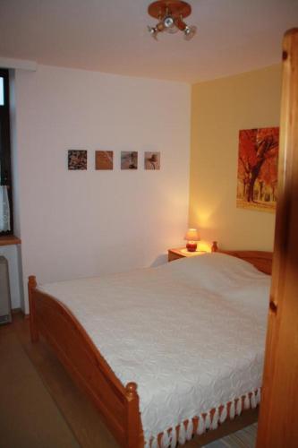a bedroom with a white bed in a room at Lindenhof Wohnung 19 in Dahme