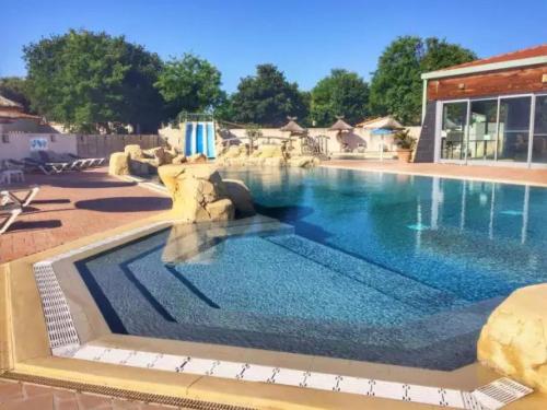 ZEcamping 5 étoiles pet friendly animé avec piscine couverte en bord de mer