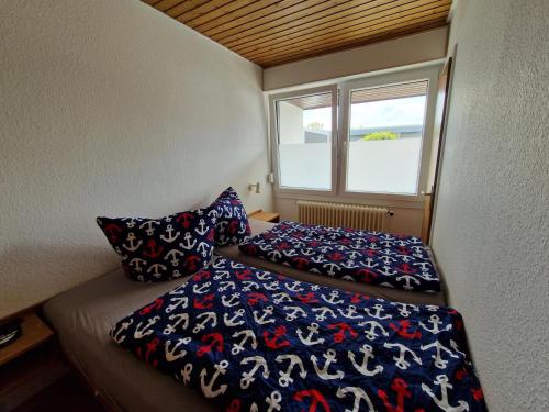 a small room with two beds and a window at Feriengarten Dahme W 8 in Dahme