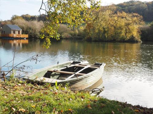 Cabanes flottantes et gites au fil de l'eau