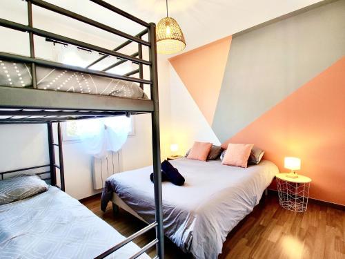 two bunk beds in a room with twounks at L'Écrin d'Ussat in Ussat