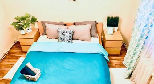 a bedroom with a bed with blue sheets and pillows at Middeltown rose in Alba Iulia