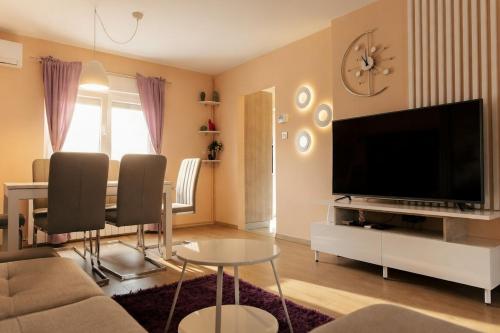 Purple Whisper 1-BDR Designer Apt, 2 Beds Zagreb