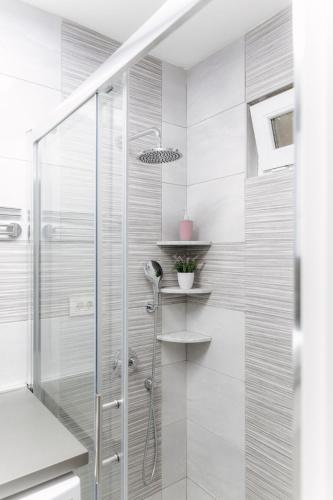 Purple Whisper 1-BDR Designer Apt, 2 Beds, Balcony