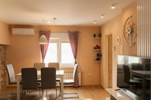 Purple Whisper 1-BDR Designer Apt, 2 Beds, Balcony