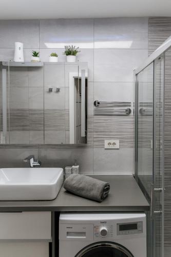 Purple Whisper 1-BDR Designer Apt, 2 Beds, Balcony