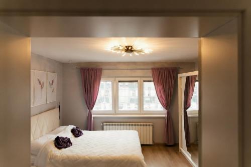 Purple Whisper 1-BDR Designer Apt, 2 Beds, Balcony
