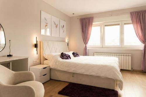 Purple Whisper 1-BDR Designer Apt, 2 Beds, Balcony
