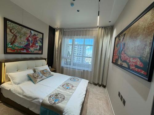 ein Schlafzimmer mit einem großen weißen Bett und einem Fenster in der Unterkunft shunshig 11 in Ulaanbaatar