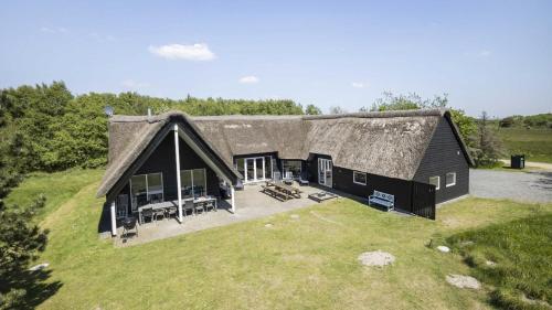 an overhead view of a house with a thatched roof at Villavilla 182 - Rømø, Sydjylland in Høm