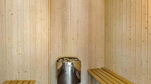 a room with a sauna with a table and benches at Villavilla 182 - Rømø, Sydjylland in Høm