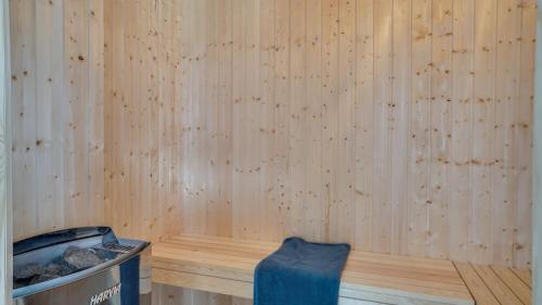 a sauna with a trash can and a wooden wall at Villavilla 451 - Grenå Strand, Østjylland in Grenå