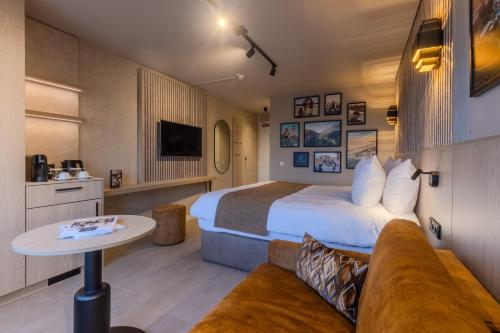 a hotel room with a bed and a couch at Skotel The Hague, Hotelschool The Hague in Scheveningen