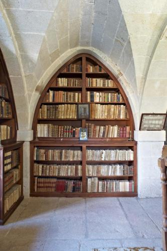 Perpustakaan di rumah tamu ini