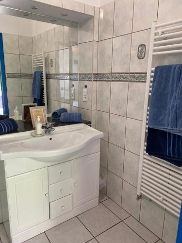 a bathroom with a white sink and a mirror at LE GOLURET Chambres & Table d'hôtes - Espace Bien Être in Couvignon