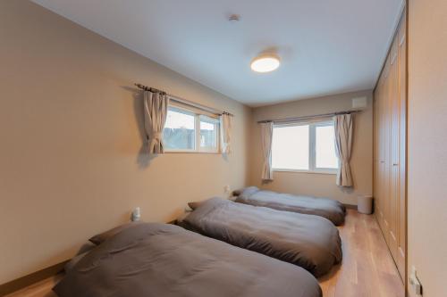 two bean bags in a room with windows at Shirarutoro Villa in Shibecha