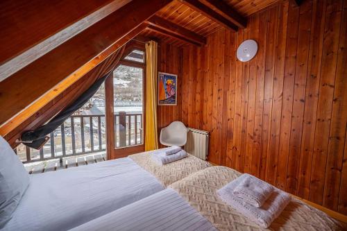 a bedroom with a bed with towels on it at Bargadera by Totiaran in Vielha