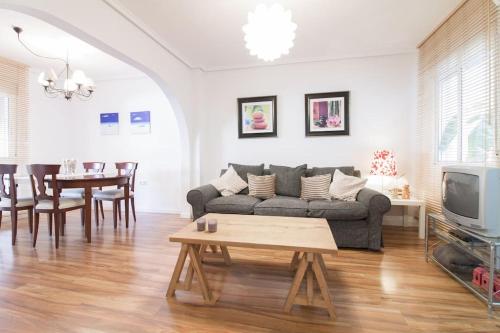 sala de estar con sofá y mesa en Brisa del Mar, en Gran Alacant