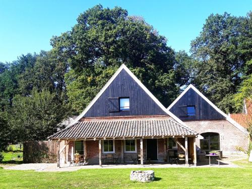 a brick house with a gambrel roof at 't Buitenverblijf Erve Punte in Losser