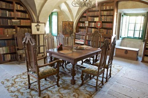 Perpustakaan di rumah tamu ini