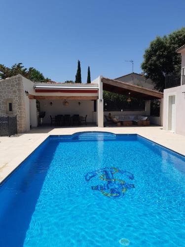 Villa 12 personnes, au calme, avec grande piscine 12 par 8, sous le soleil
