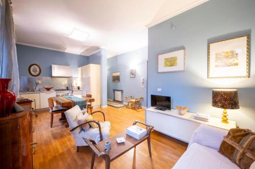 a living room with a couch and a table at Appartamento San Giovanni - centro storico di Parma in Parma