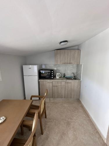 una piccola cucina con un tavolo e un frigorifero di F & R Villa a Perea