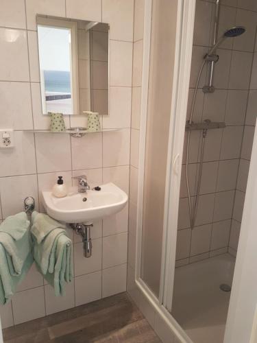 Kamar mandi di Riemens Residens
