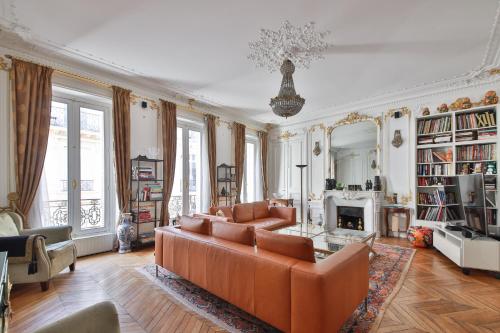 Apartment 8 people Champs Élysées