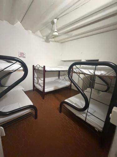 a room with two bunk beds and a table at Brisas de melgar in Melgar