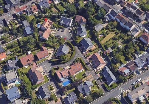 Chambre avec entrée indépendante, SDB privative, piscine et grand garage et proche hyper-centre