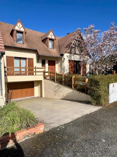 Chambre avec entrée indépendante, SDB privative, piscine et grand garage et proche hyper-centre