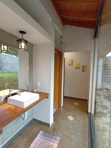 a bathroom with a sink and a mirror at Edicula paixão in Muzambinho