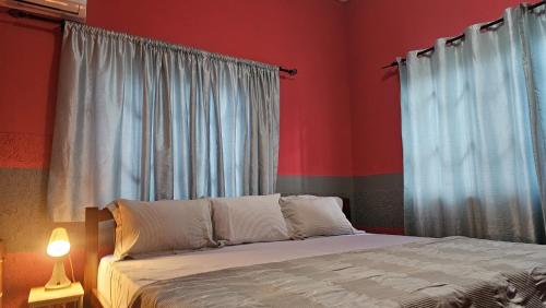 เตียงในห้องที่ Queen's Hill Lodge