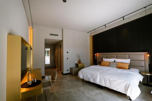 ein Schlafzimmer mit einem großen Bett und einem Fernseher in der Unterkunft Scheck Hotel in München