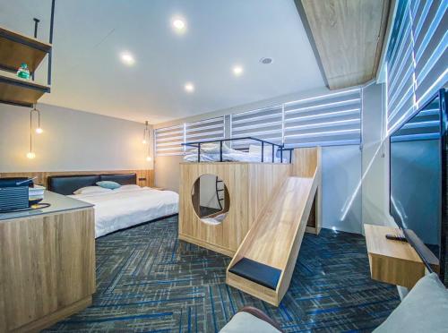 a hotel room with a bed and a desk at Hotel Jiji Plus in Ch'ai-ch'iao-t'ou