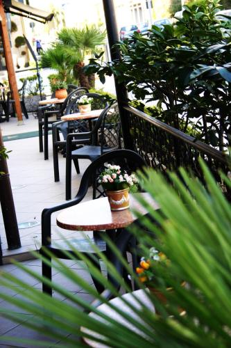 Un restaurante u otro lugar para comer en New Automatic Villa Daniela