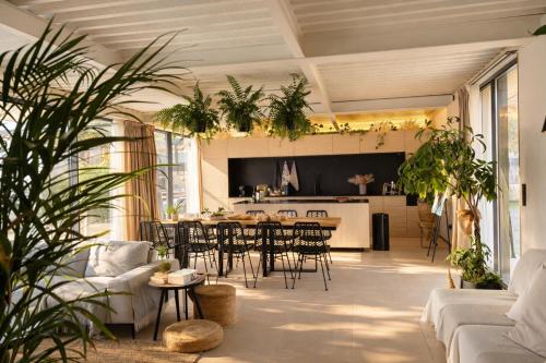 a living room with a table and chairs and a kitchen at Villa de Diseño con Piscina Privada in Pastores