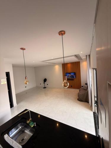 a large living room with a couch and a sink at Espaço prime piscina aquecida in Sorocaba