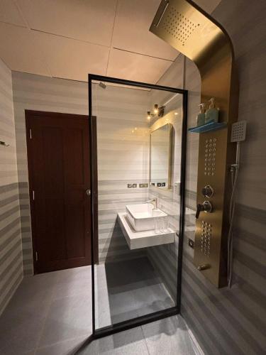 a bathroom with a sink and a mirror at Spring II Hotel in Ấp Bình Hòa (1)