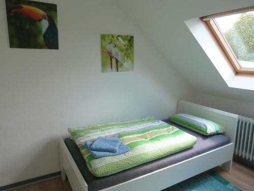 ein kleines Bett in einem Zimmer mit Fenster in der Unterkunft Apartment 1G in Castrop-Rauxel